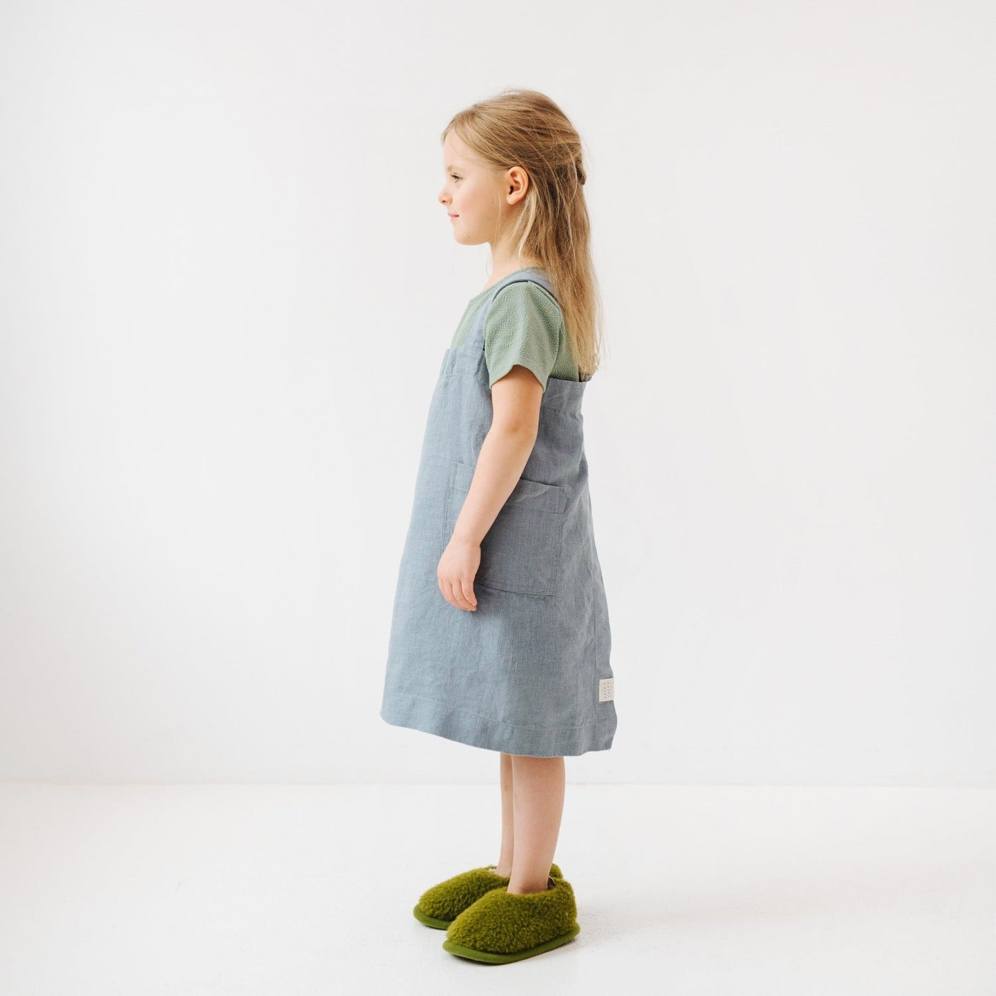 Vaikų Blue Fog lino Pinafore prijuostė — naturalusdrabuziai.lt