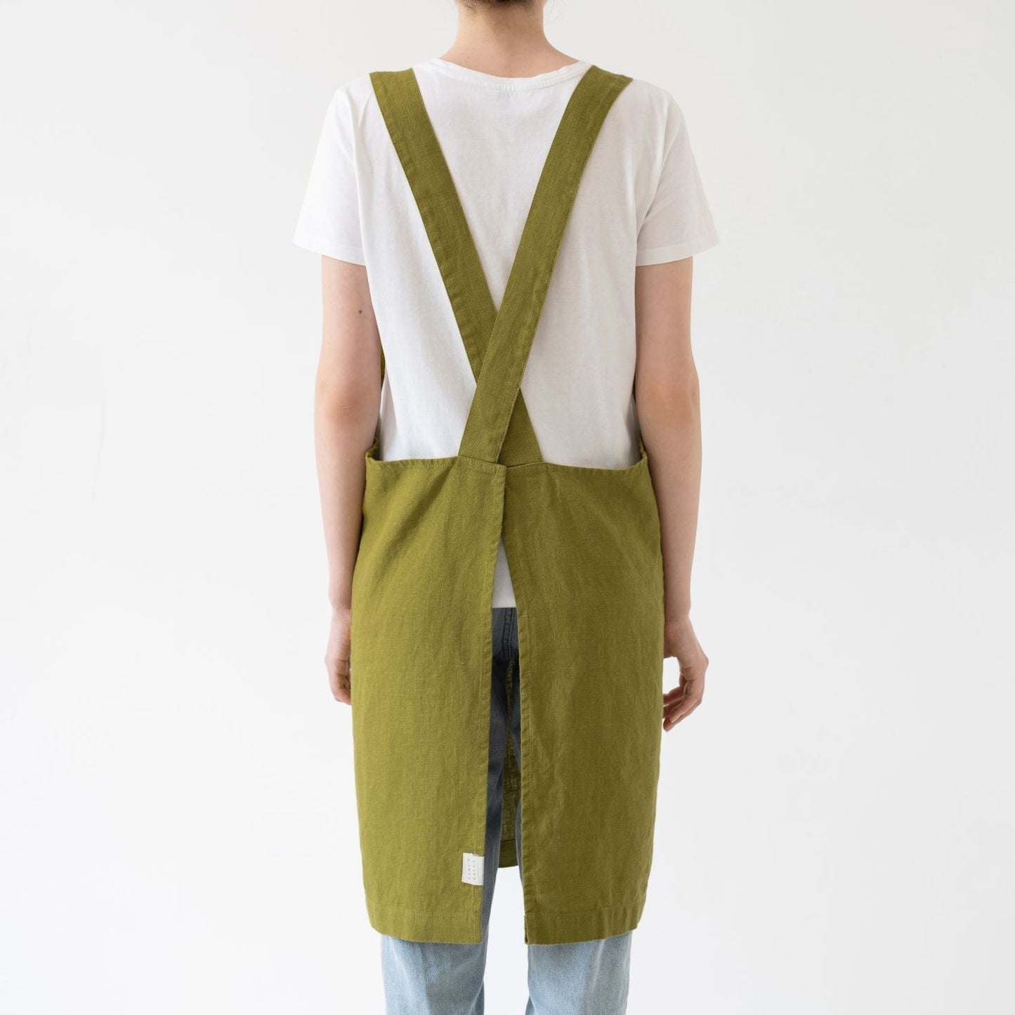 Moss Green lino kryžminio tipo prijuostė — naturalusdrabuziai.lt