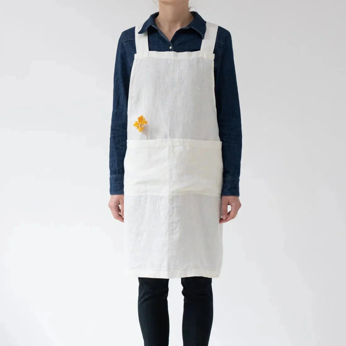 Off-White lino kryžminio tipo prijuostė — naturalusdrabuziai.lt