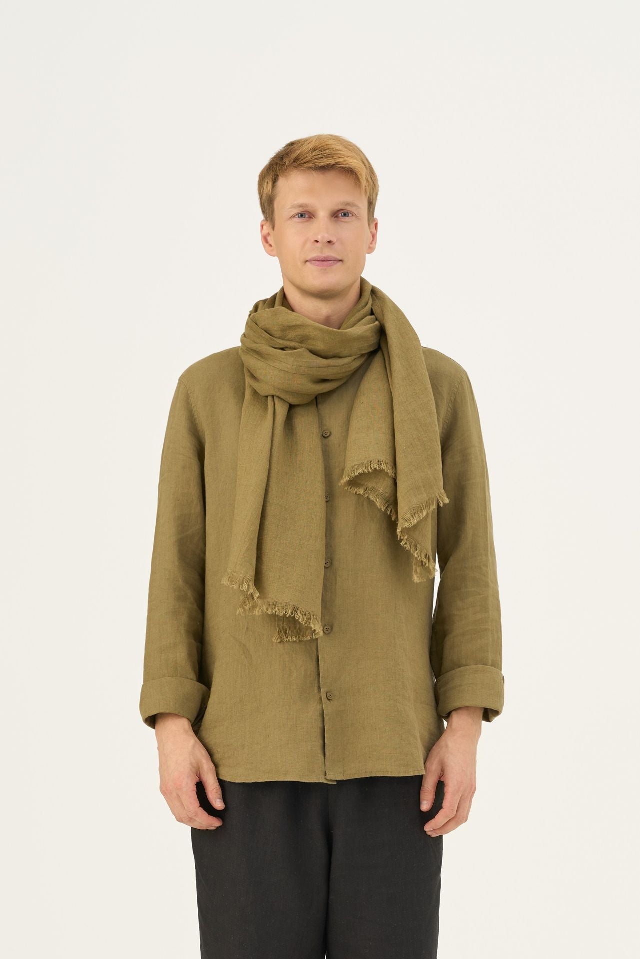 Olive Khaki lino Woodbine šalikas — naturalusdrabuziai.lt