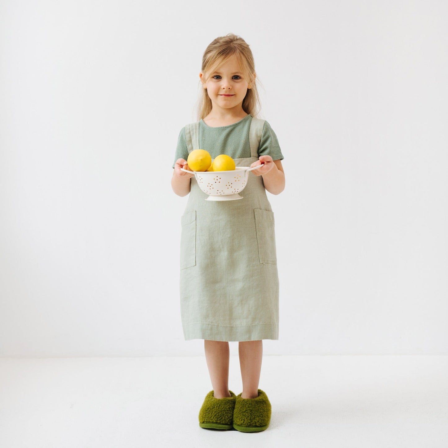 Vaikų Sage lino Pinafore prijuostė — naturalusdrabuziai.lt
