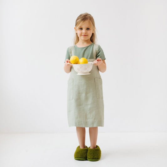 Vaikų Sage lino Pinafore prijuostė — naturalusdrabuziai.lt