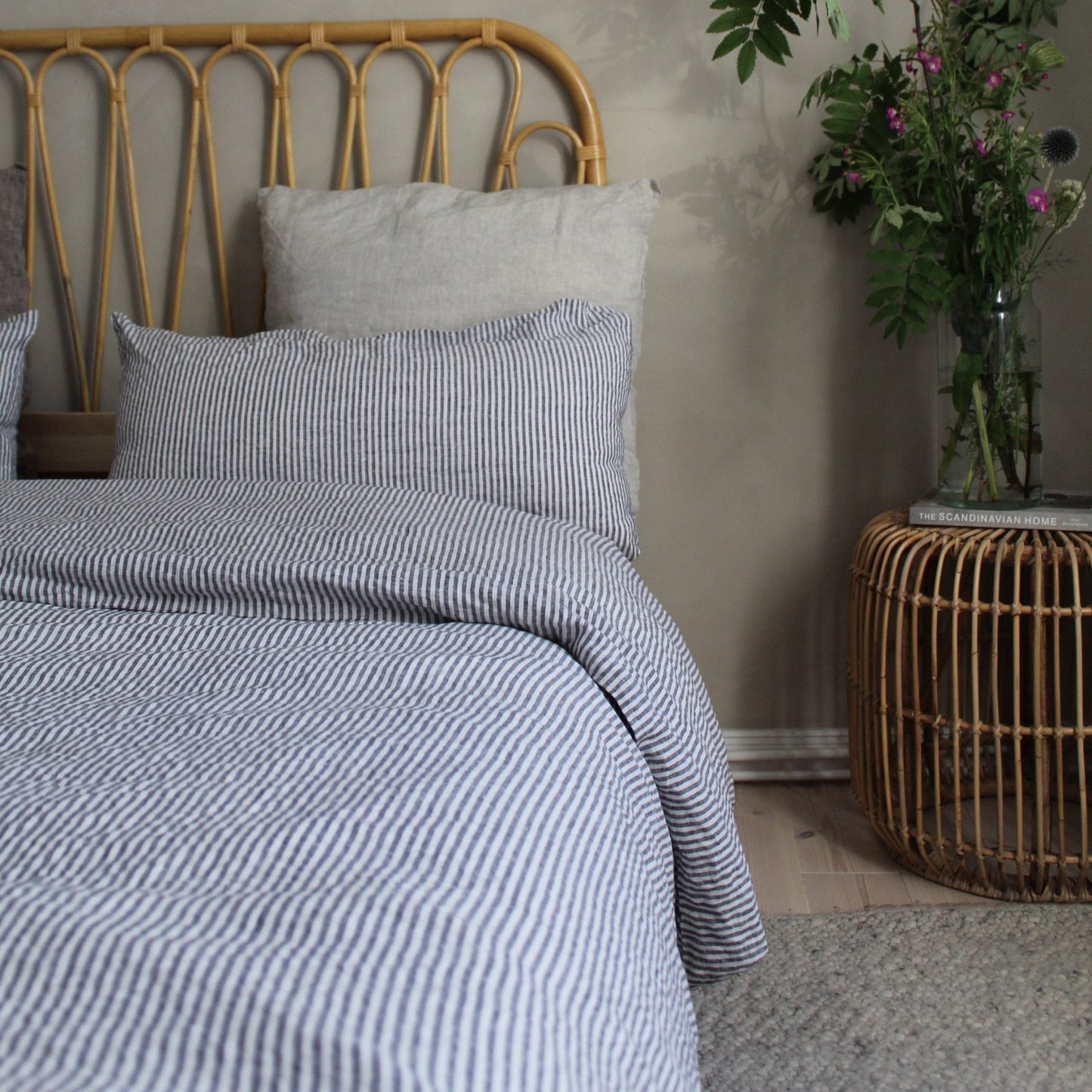 Thin Black Stripes lino antklodės užvalkalas rinkinys — naturalusdrabuziai.lt