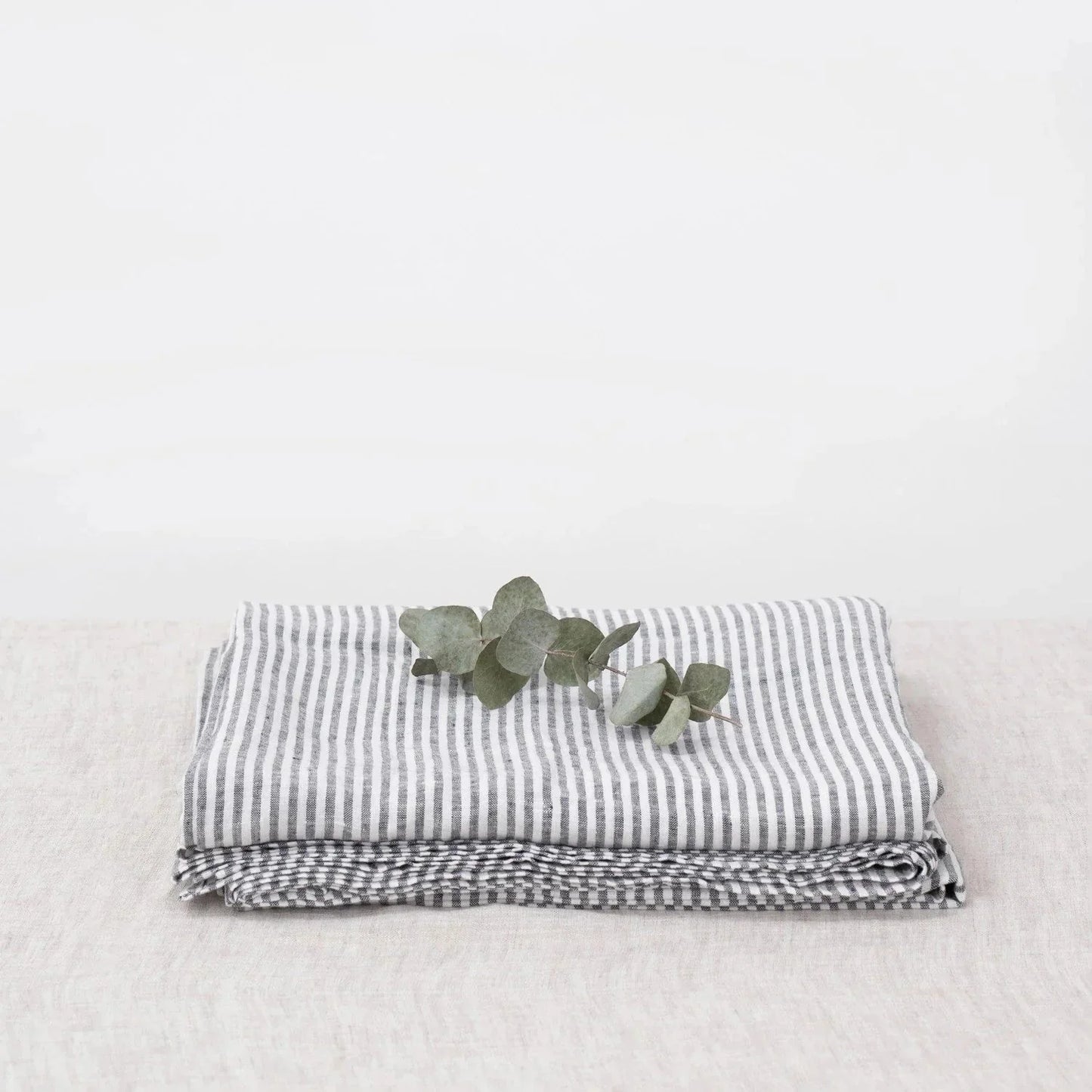 Thin Black Stripes lino paklodė — naturalusdrabuziai.lt