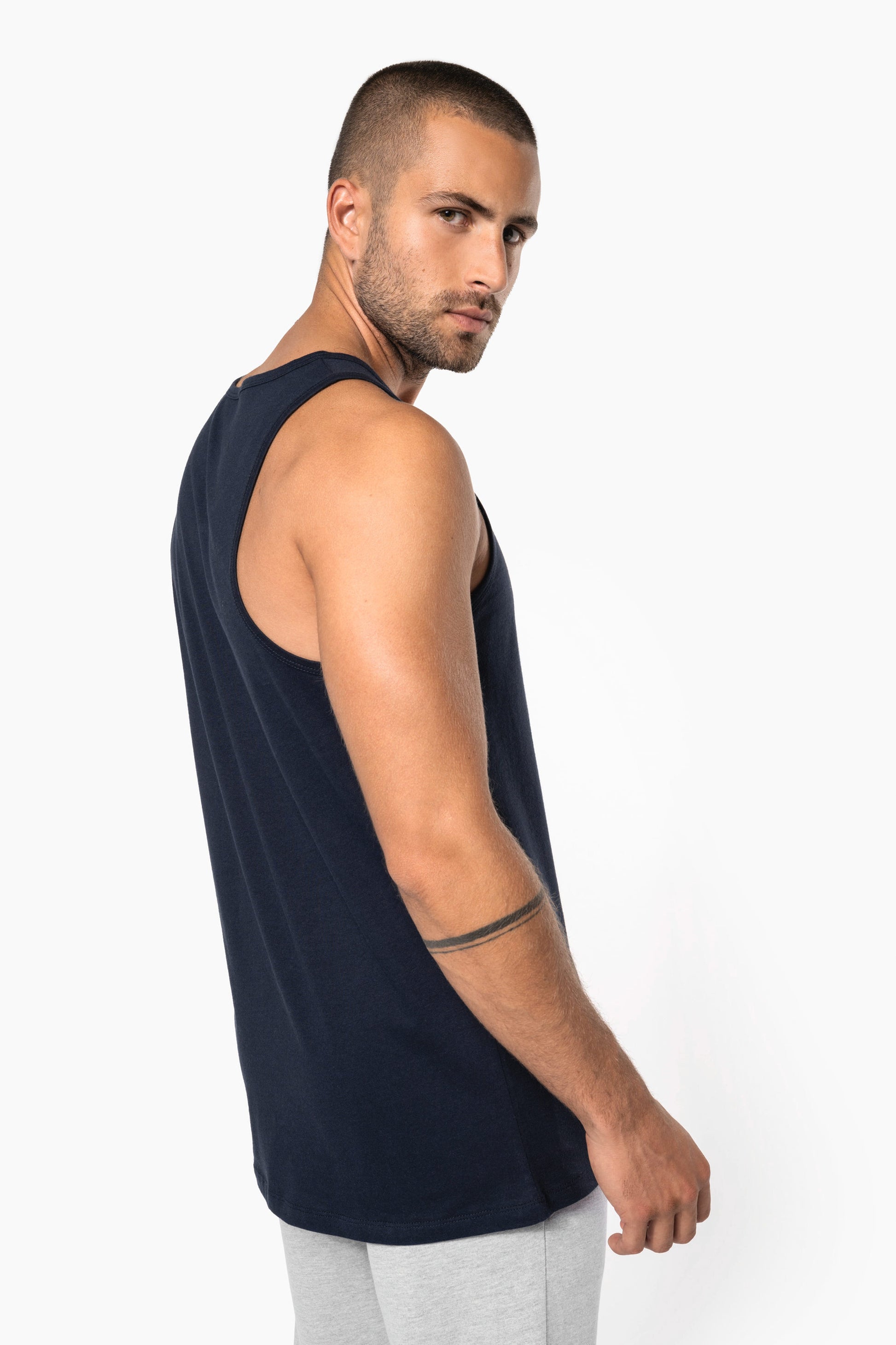 Vyriški be rankovių ekologiškos medvilnės šukuoti džersio marškinėliai — naturalusdrabuziai.lt