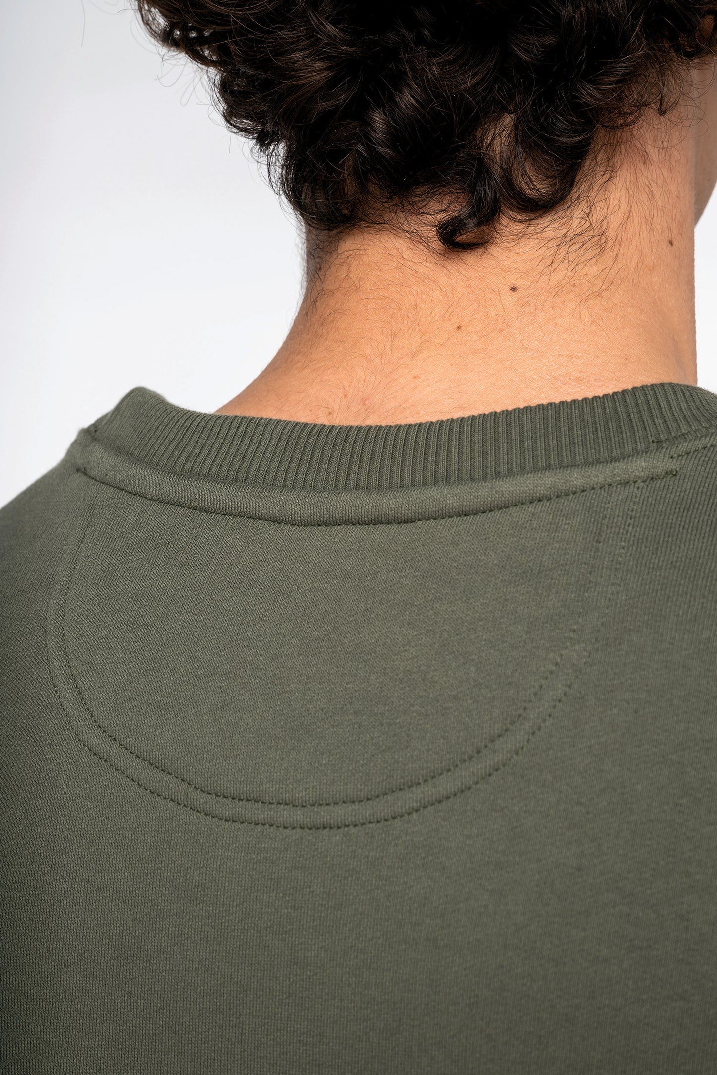 Unisex ekologiškos medvilnės oversized džemperis su apvalia apykakle — naturalusdrabuziai.lt
