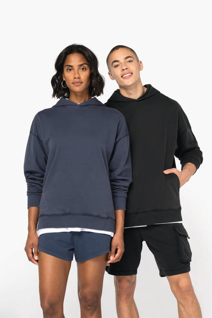 Unisex oversized organinės medvilnės džemperis su gobtuvu ir plačiomis rankovėmis — naturalusdrabuziai.lt