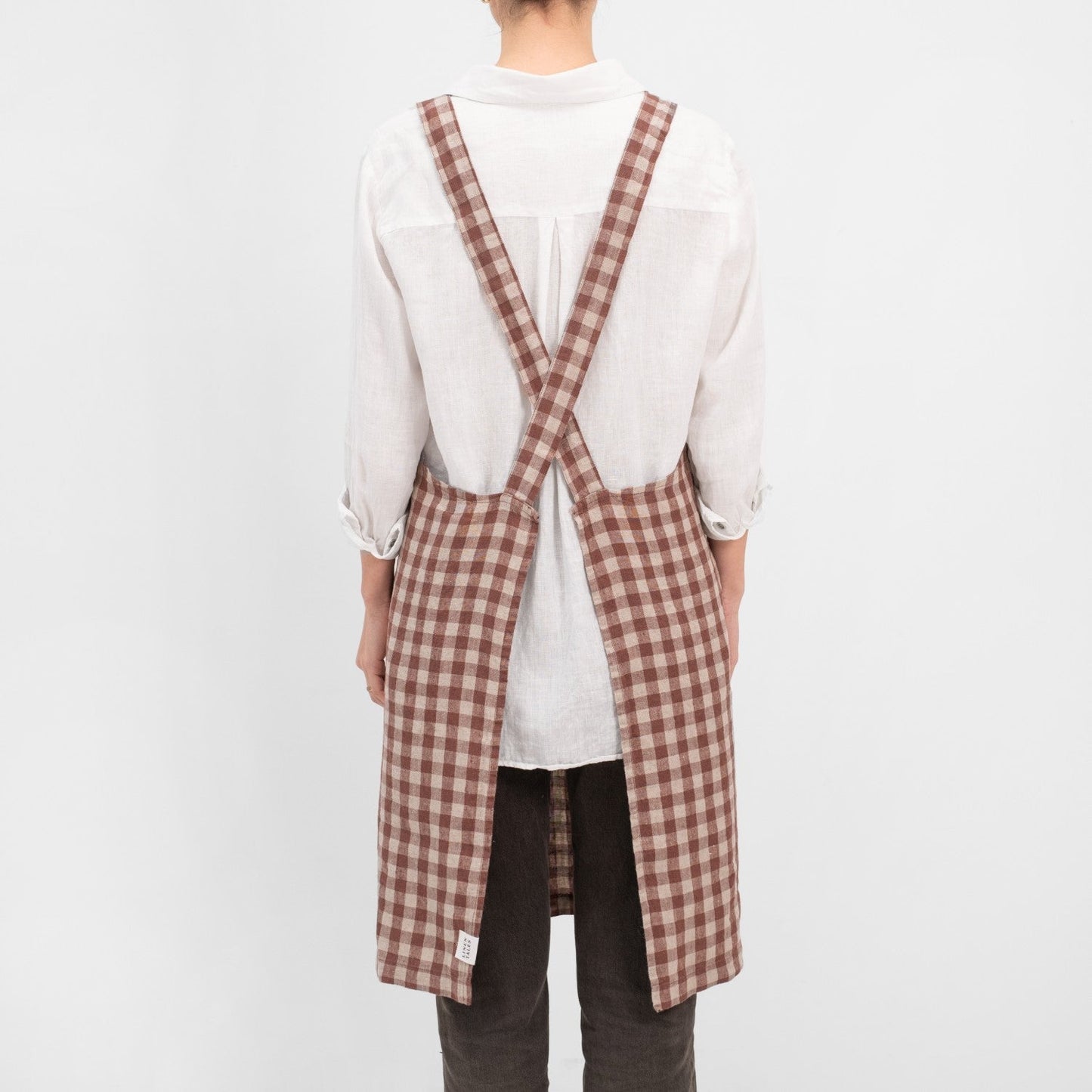 Chocolate Gingham lino kryžminio tipo prijuostė — naturalusdrabuziai.lt