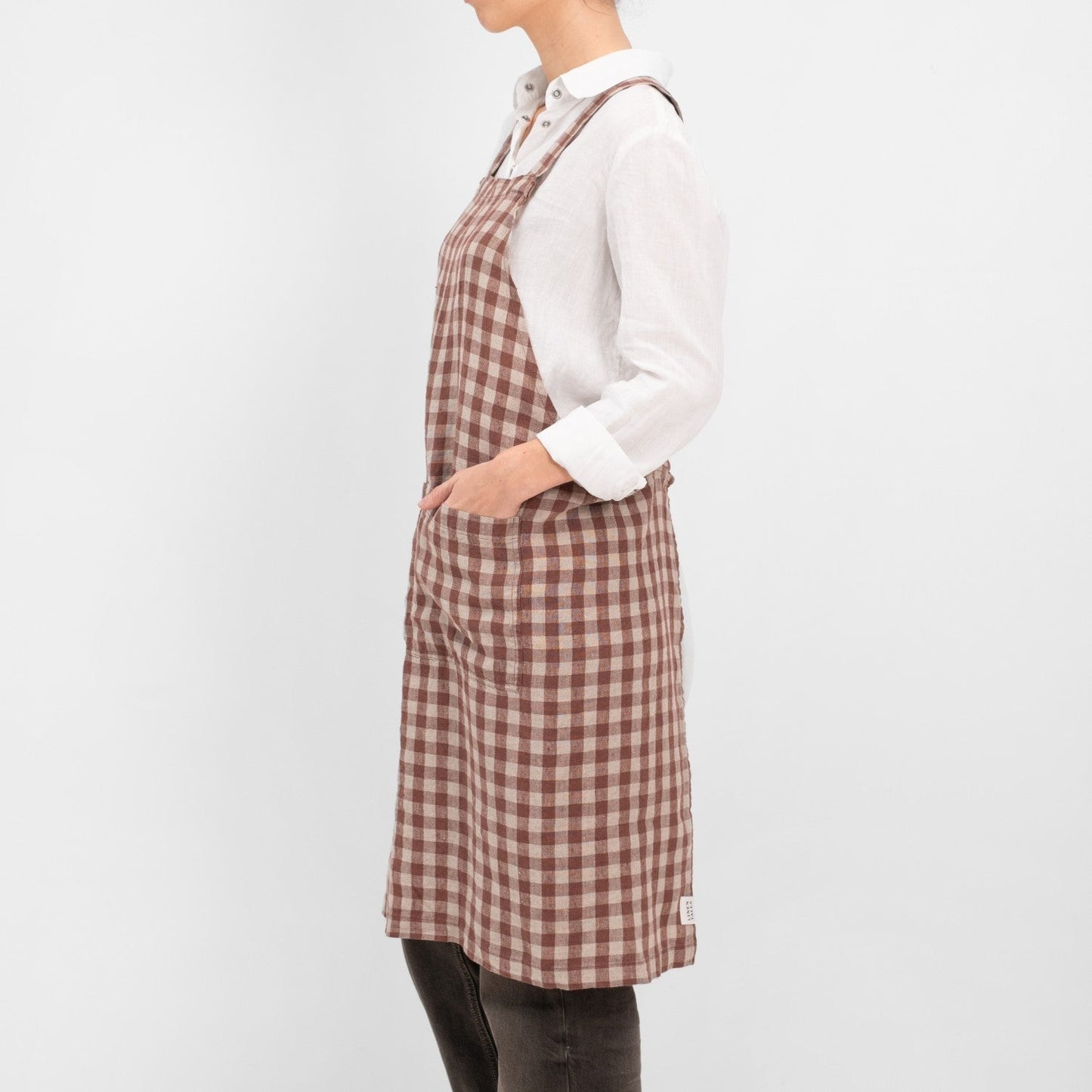 Chocolate Gingham lino kryžminio tipo prijuostė — naturalusdrabuziai.lt