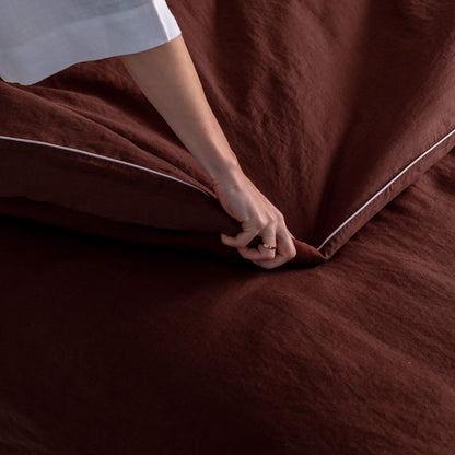 Chocolate lino antklodės užvalkalas rinkinys with White Piping — naturalusdrabuziai.lt