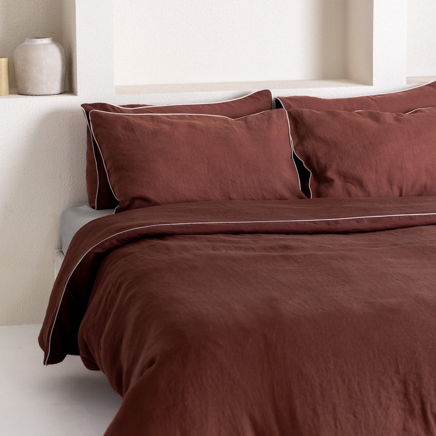 Chocolate lino antklodės užvalkalas rinkinys with White Piping — naturalusdrabuziai.lt