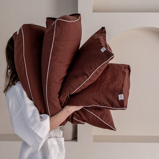 Chocolate lino pagalvės užvalkalas with White Piping rinkinys 2 vnt. — naturalusdrabuziai.lt