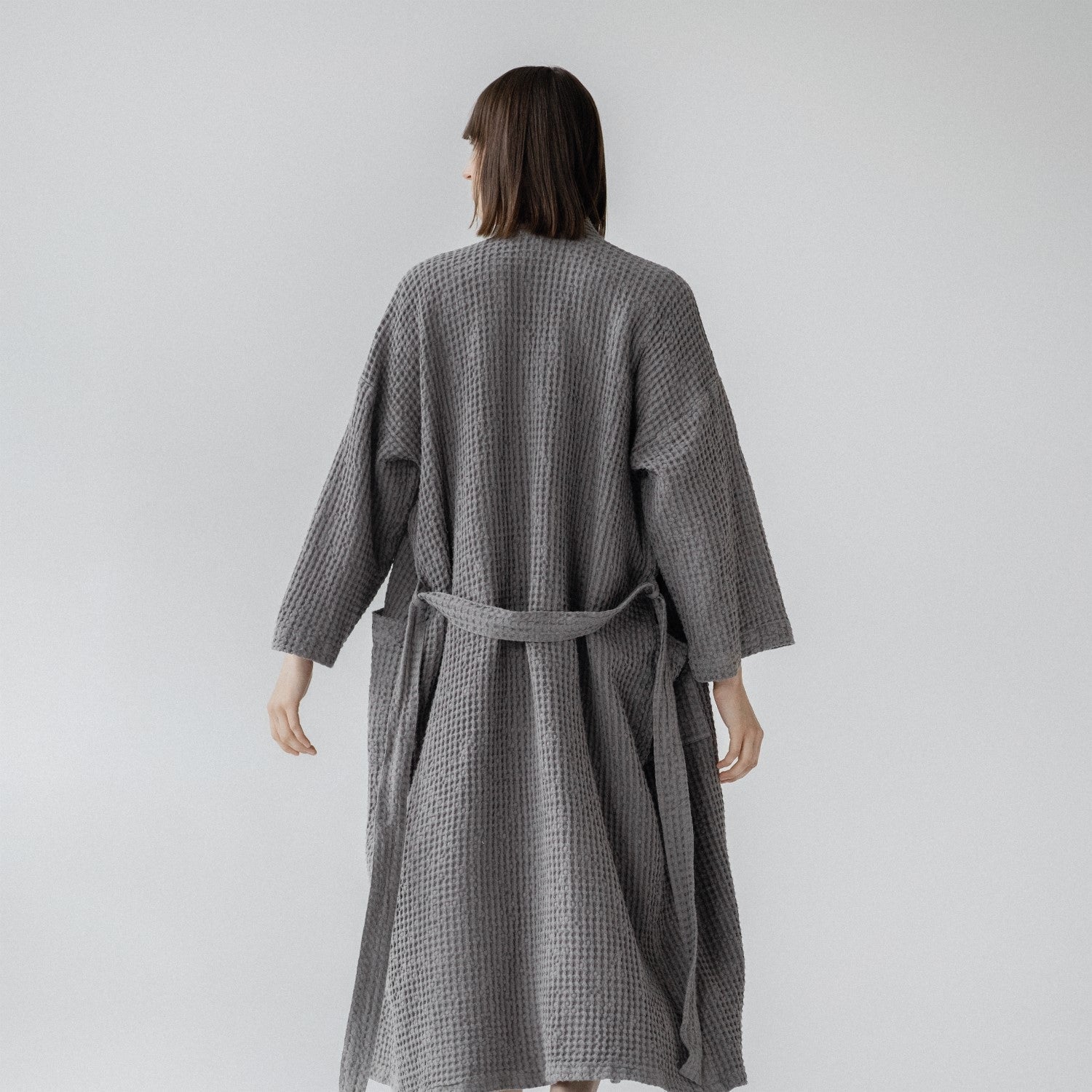 Dark Grey lino & medvilnės Honeycomb Waffle chalatas — naturalusdrabuziai.lt