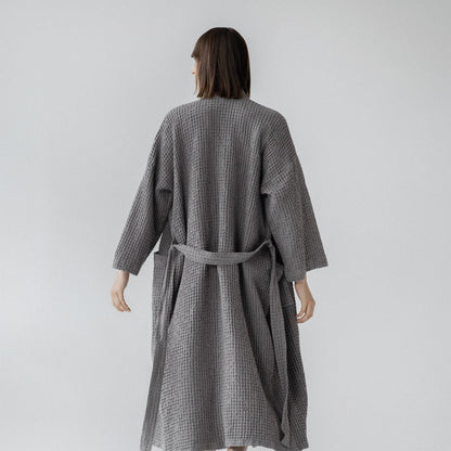 Dark Grey lino & medvilnės Honeycomb Waffle chalatas — naturalusdrabuziai.lt