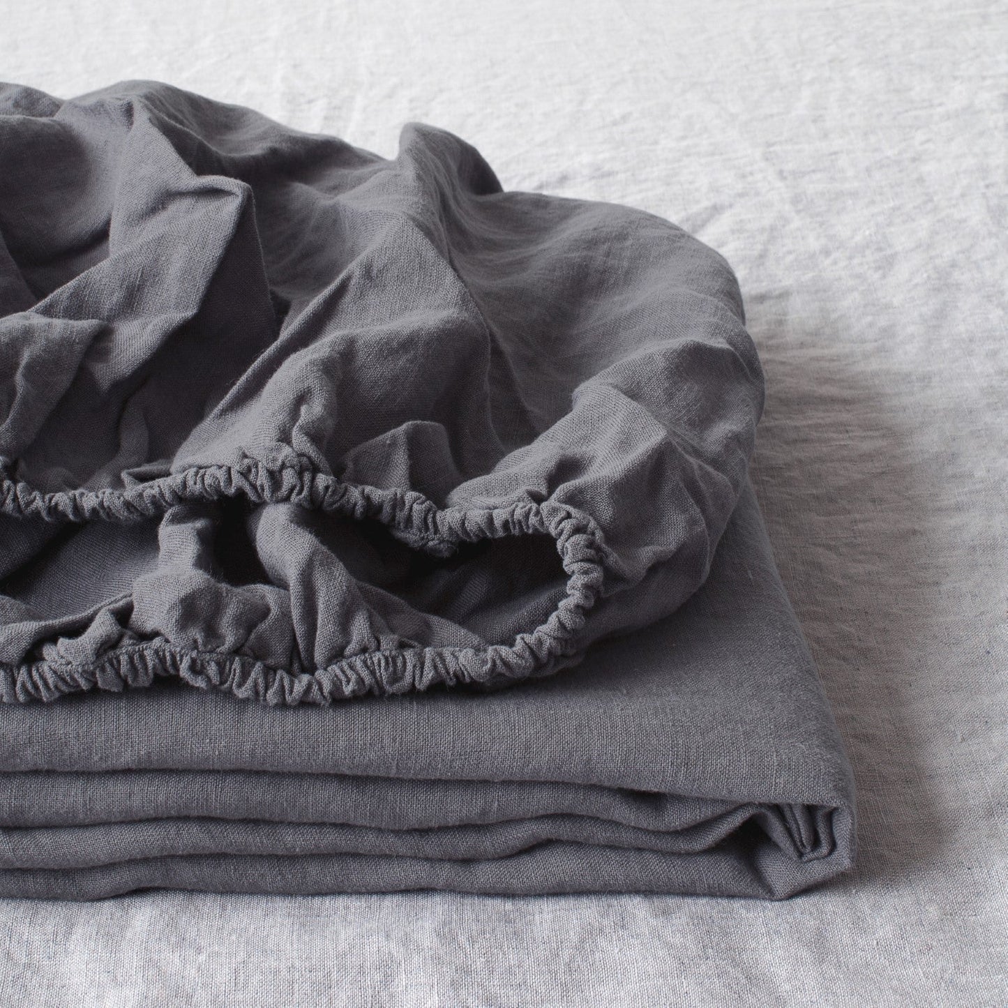 Dark Grey lino kampinė paklodė — naturalusdrabuziai.lt