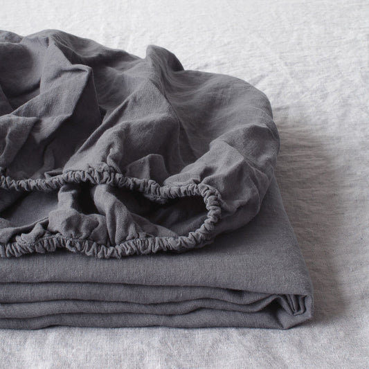 Dark Grey lino kampinė paklodė — naturalusdrabuziai.lt