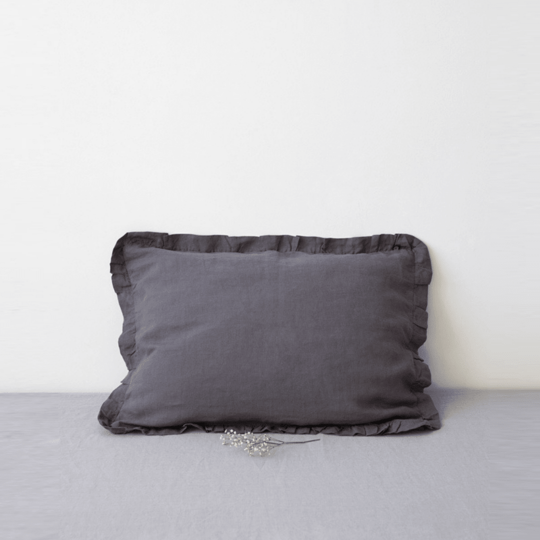 Dark Grey lino pagalvės užvalkalas su klostelėmis — naturalusdrabuziai.lt