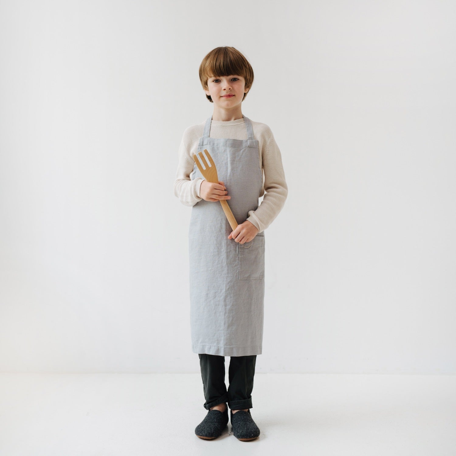Vaikų Light Grey lino kasdienė prijuostė — naturalusdrabuziai.lt