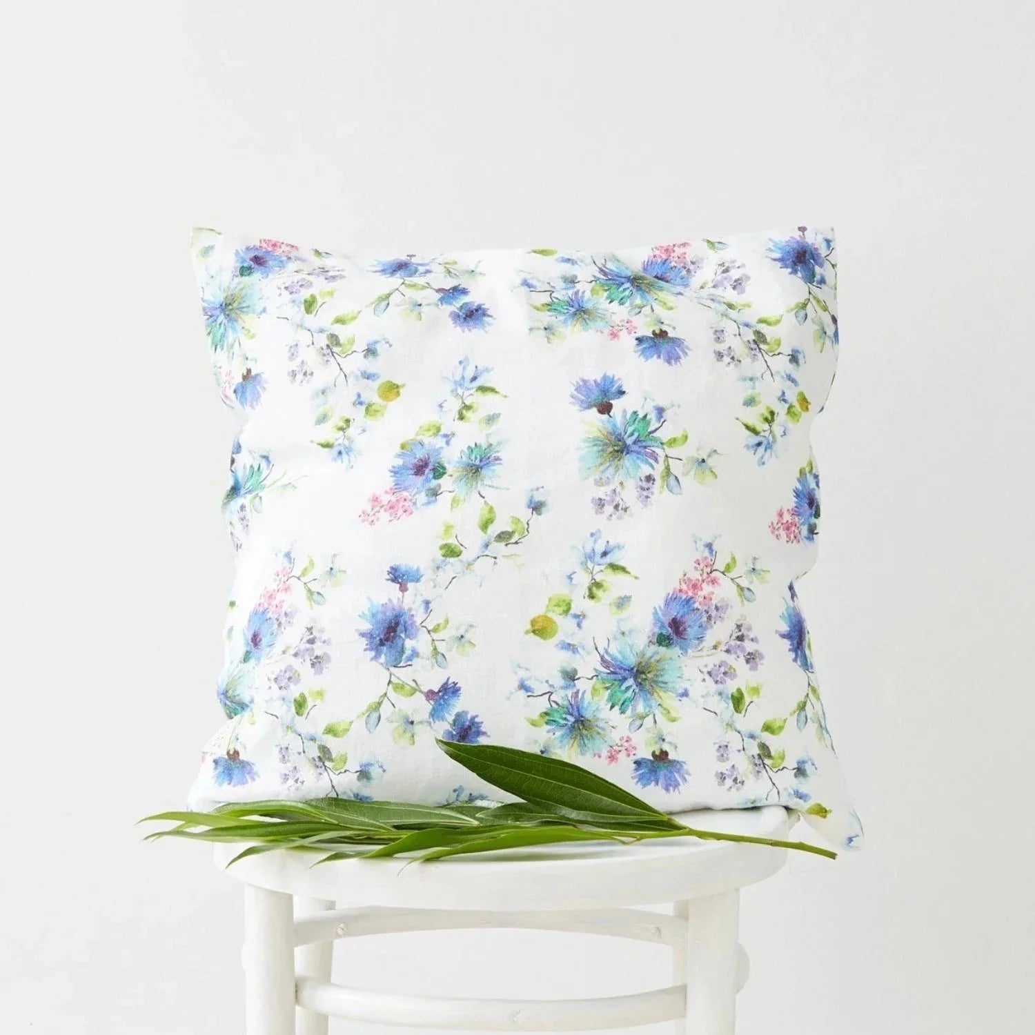 LIMITED EDITION White Flowers lino pagalvėlės užvalkalas — naturalusdrabuziai.lt