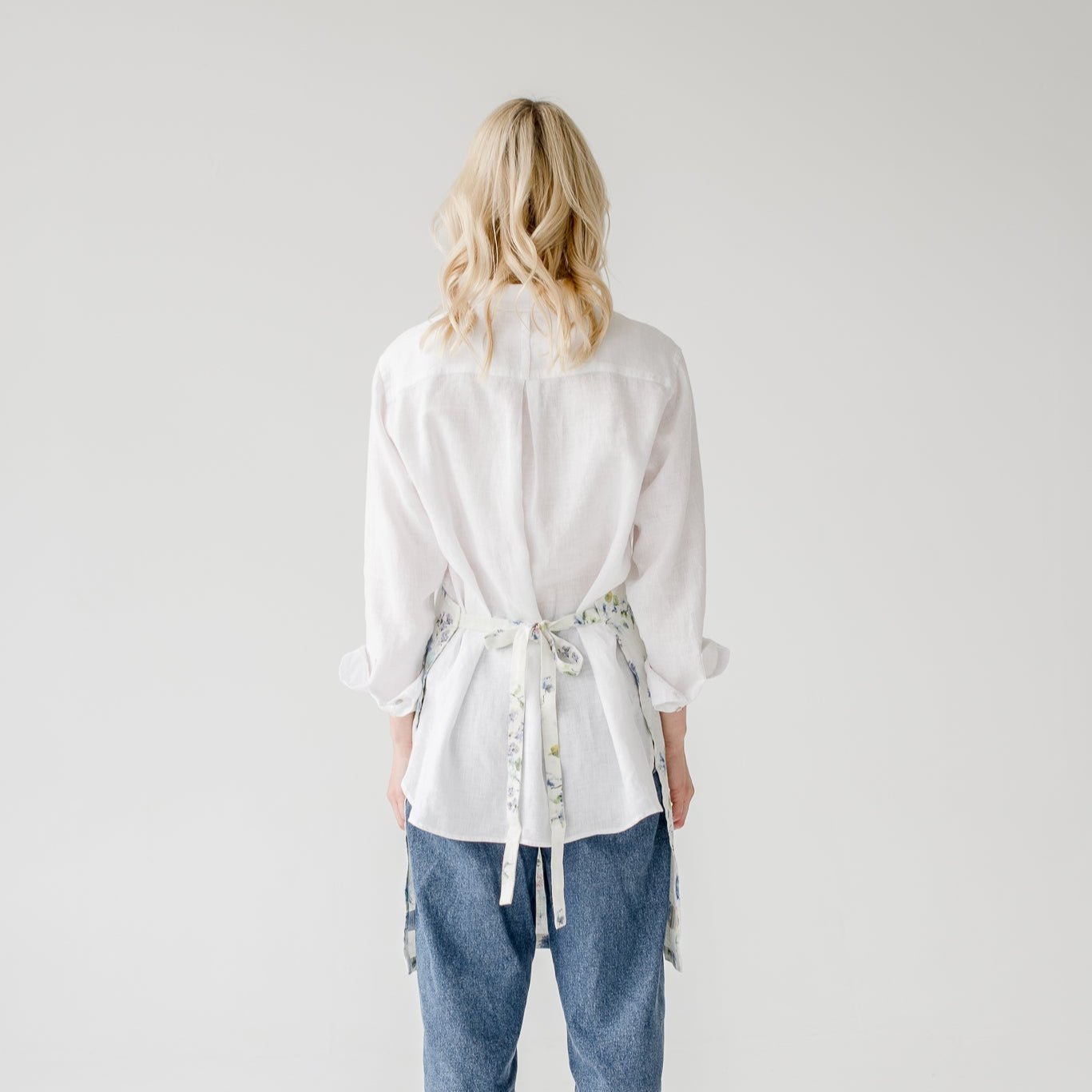 LIMITED EDITION White Flowers lino kasdienė prijuostė — naturalusdrabuziai.lt