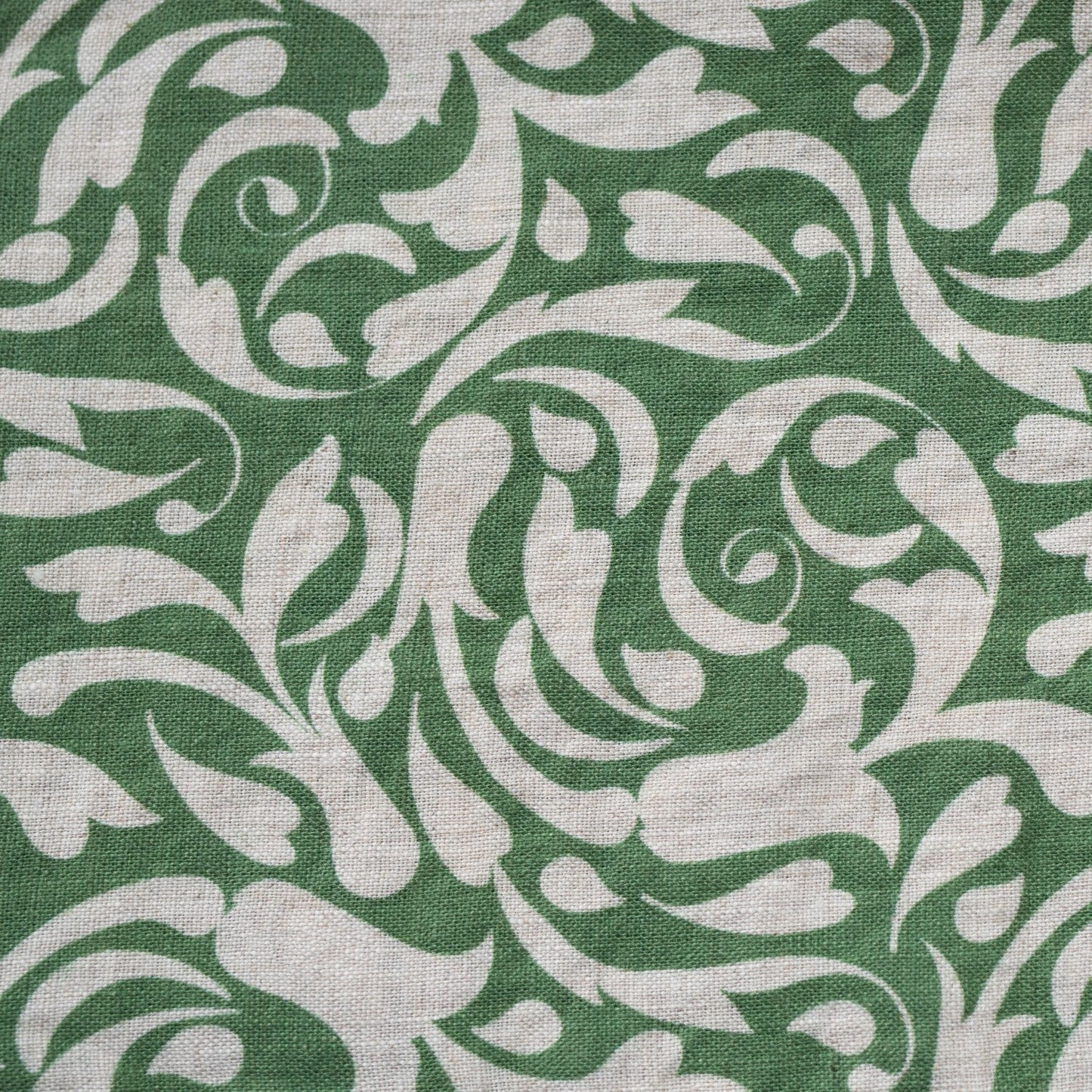 lino Tales Evergreen Damask on Light Natural lino Garcon prijuostė — naturalusdrabuziai.lt