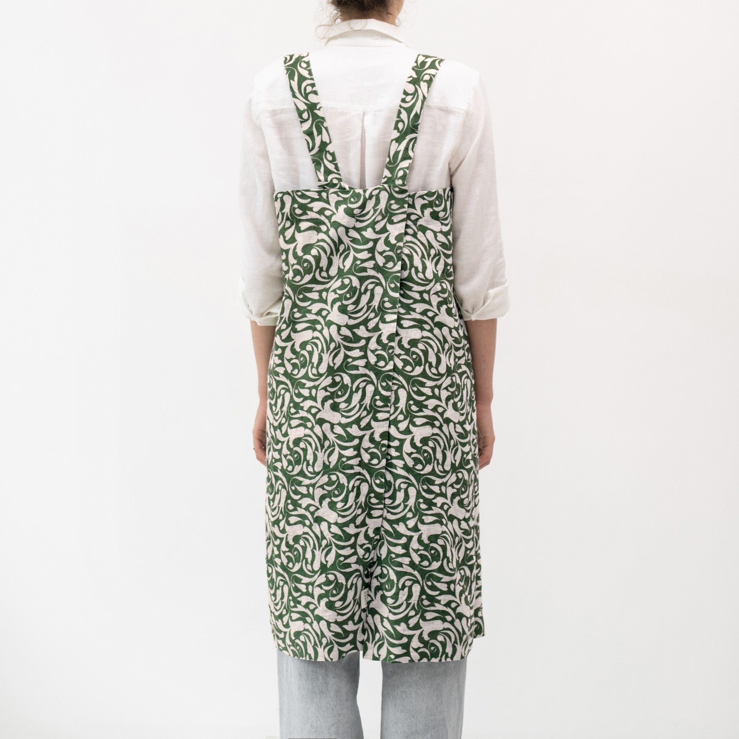 lino Tales Evergreen Damask on Light Natural lino Pinafore prijuostė — naturalusdrabuziai.lt