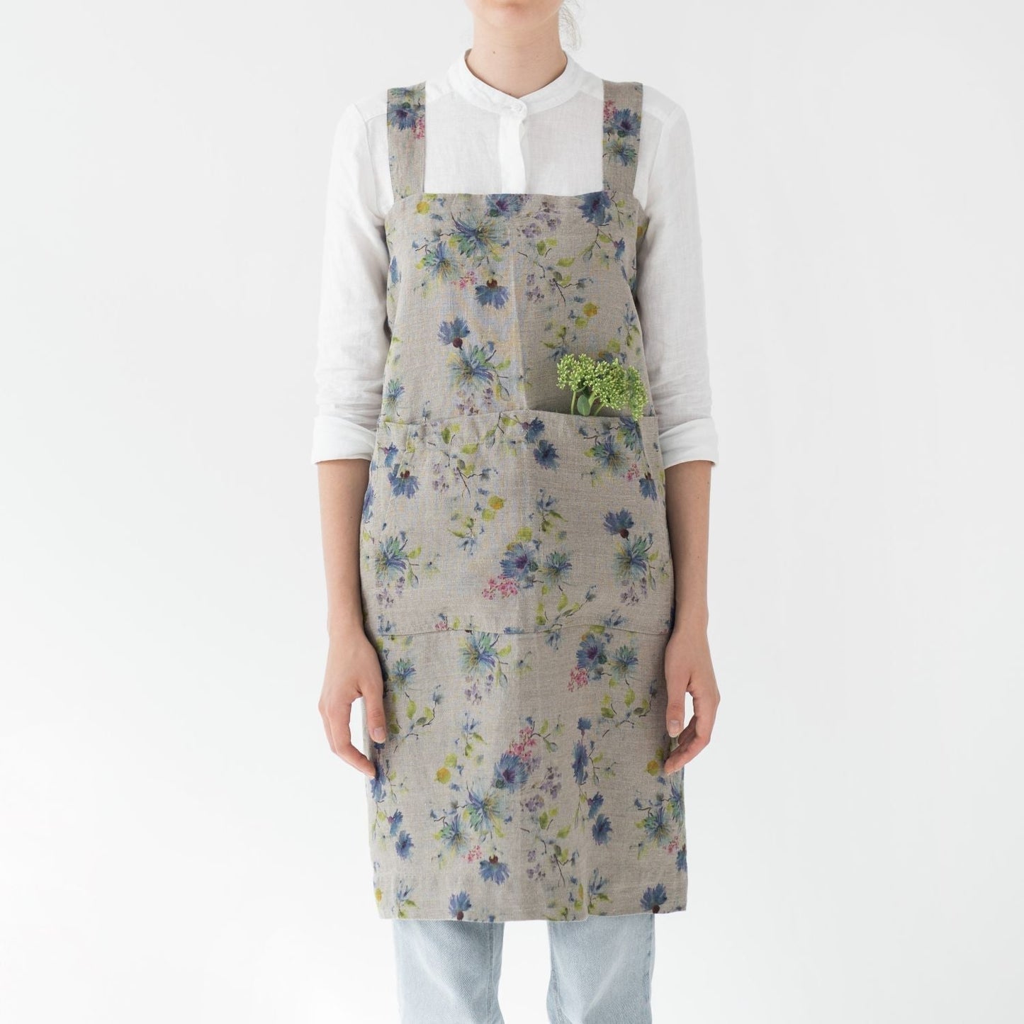 lino Tales Flowers on Light Natural lino Pinafore prijuostė — naturalusdrabuziai.lt
