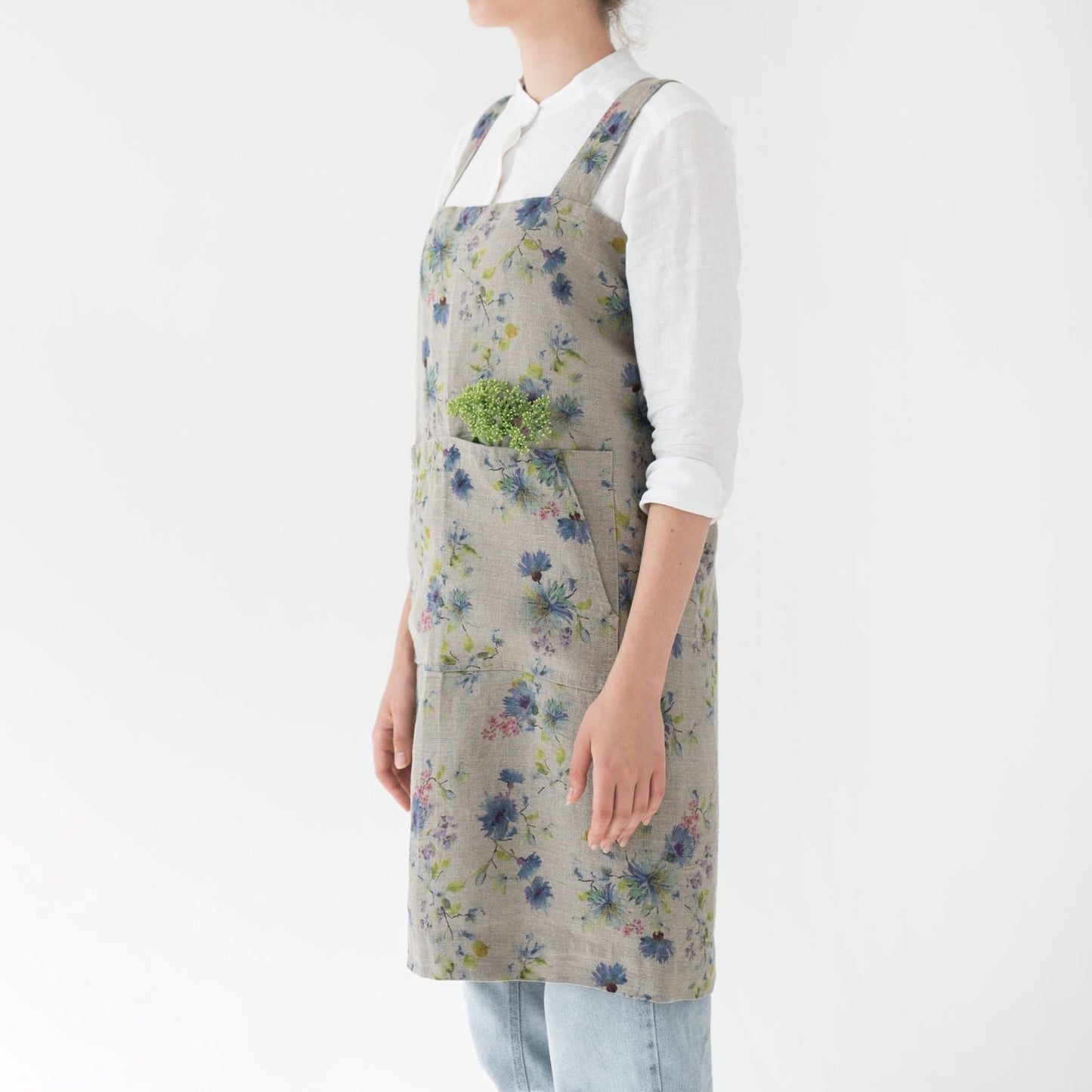 lino Tales Flowers on Light Natural lino Pinafore prijuostė — naturalusdrabuziai.lt