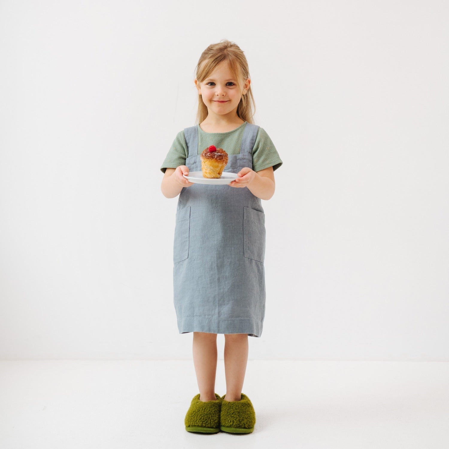 Vaikų Blue Fog lino Pinafore prijuostė — naturalusdrabuziai.lt