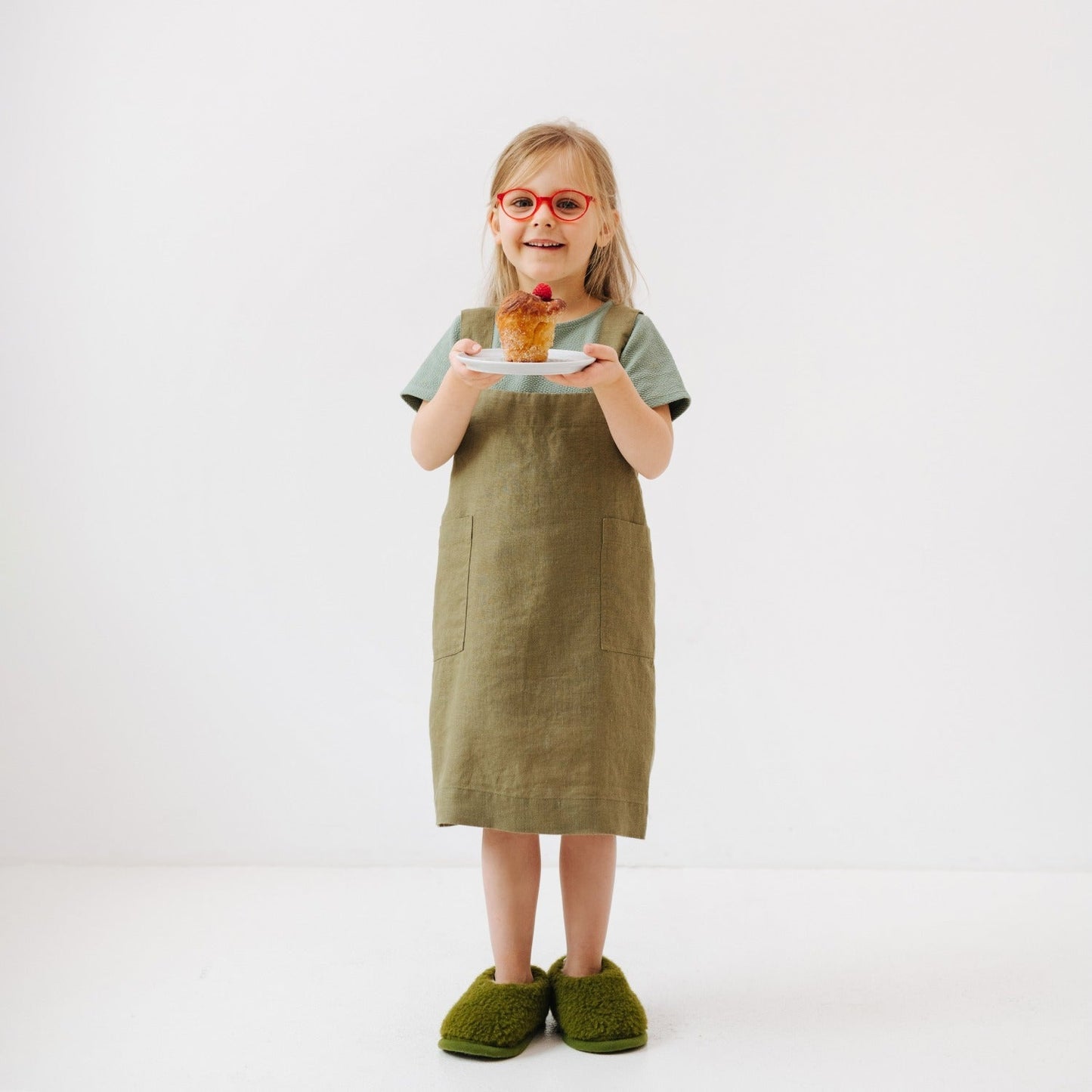 Vaikų Martini Olive lino Pinafore prijuostė — naturalusdrabuziai.lt