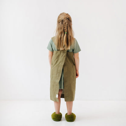 Vaikų Martini Olive lino Pinafore prijuostė — naturalusdrabuziai.lt