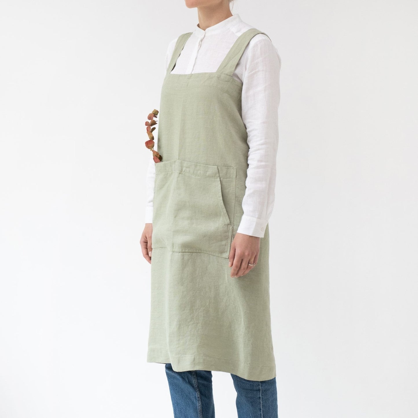 lino Tales Sage lino Pinafore prijuostė — naturalusdrabuziai.lt
