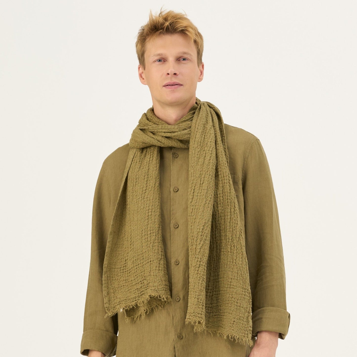 Olive Khaki lino Dandelion šalikas — naturalusdrabuziai.lt