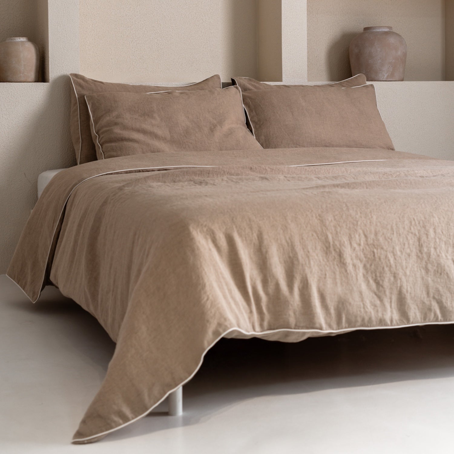 Natural lino antklodės užvalkalas rinkinys with White Piping — naturalusdrabuziai.lt