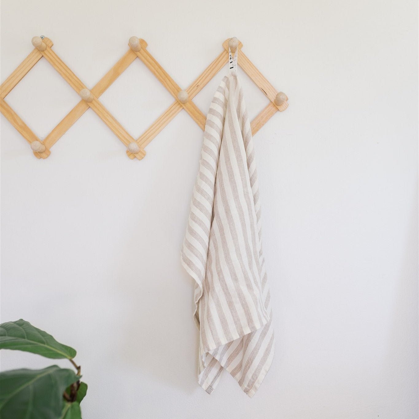 Natural White Stripes lino virtuvinė servetė — naturalusdrabuziai.lt