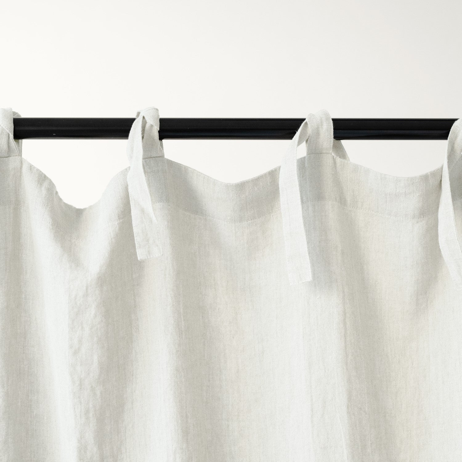 Off-White lino Night Time Tie viršus Curtain rinkinys 2 vnt. — naturalusdrabuziai.lt