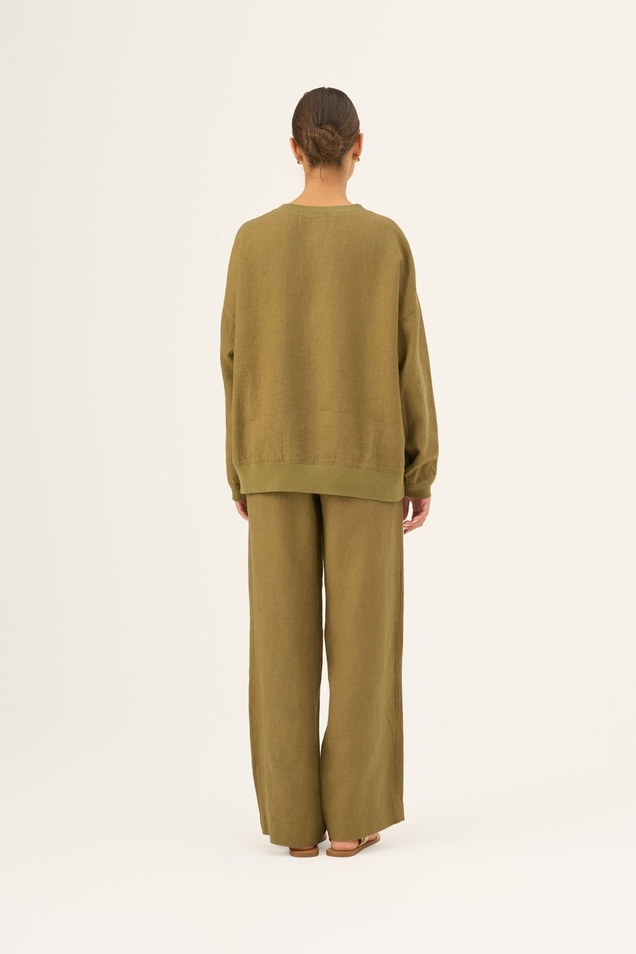 Olive Khaki lino Dahlia megztinis — naturalusdrabuziai.lt