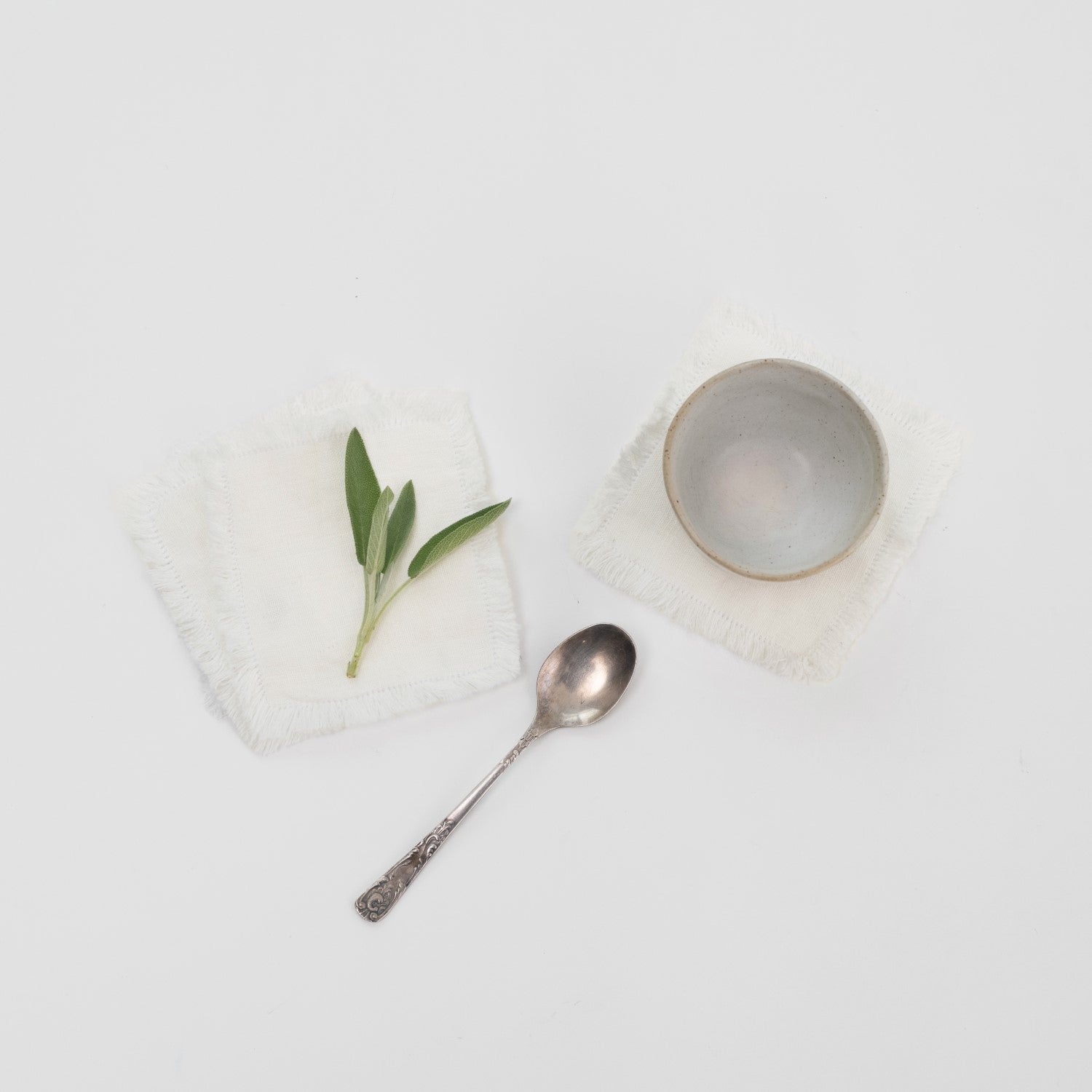 Optical White lino padėkliukai su kutais rinkinys 4 vnt. — naturalusdrabuziai.lt