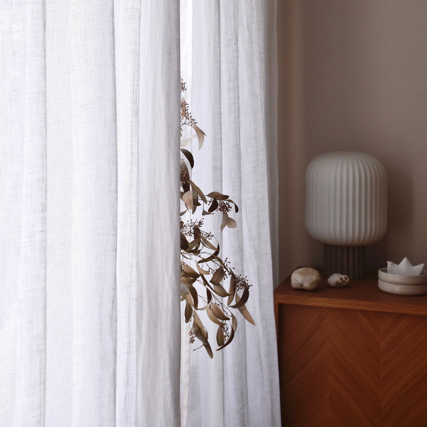 Optical White lino Daytime Tie viršus Curtain rinkinys 2 vnt. — naturalusdrabuziai.lt