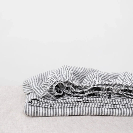 Thin Black Stripes lino kampinė paklodė — naturalusdrabuziai.lt