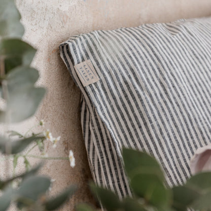 Thin Black Stripes lino pagalvės užvalkalas — naturalusdrabuziai.lt