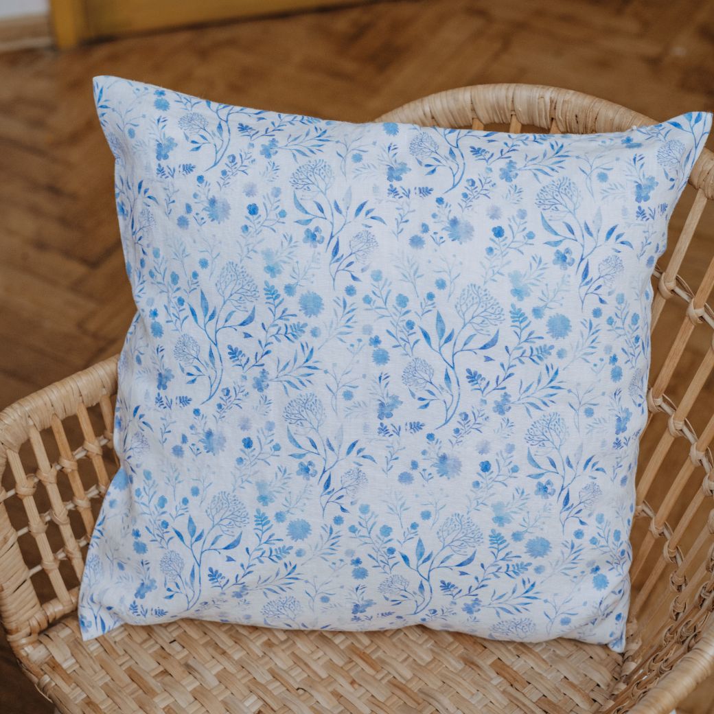 White Botanical Blue lino pagalvėlės užvalkalas — naturalusdrabuziai.lt