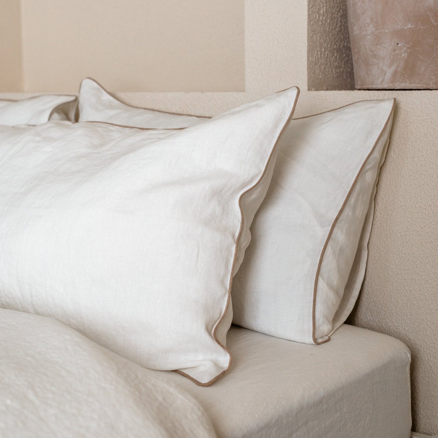White lino antklodės užvalkalas rinkinys with Natural Piping — naturalusdrabuziai.lt