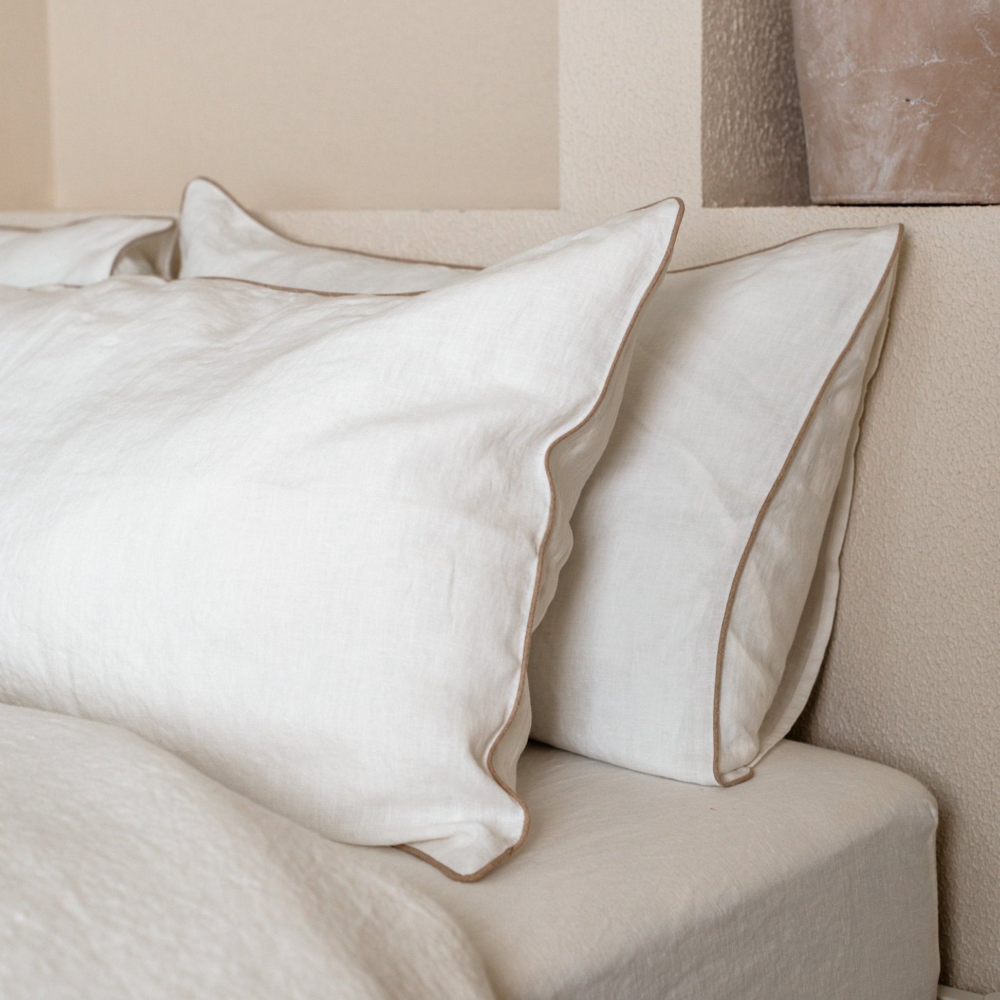 White lino antklodės užvalkalas rinkinys with Natural Piping — naturalusdrabuziai.lt