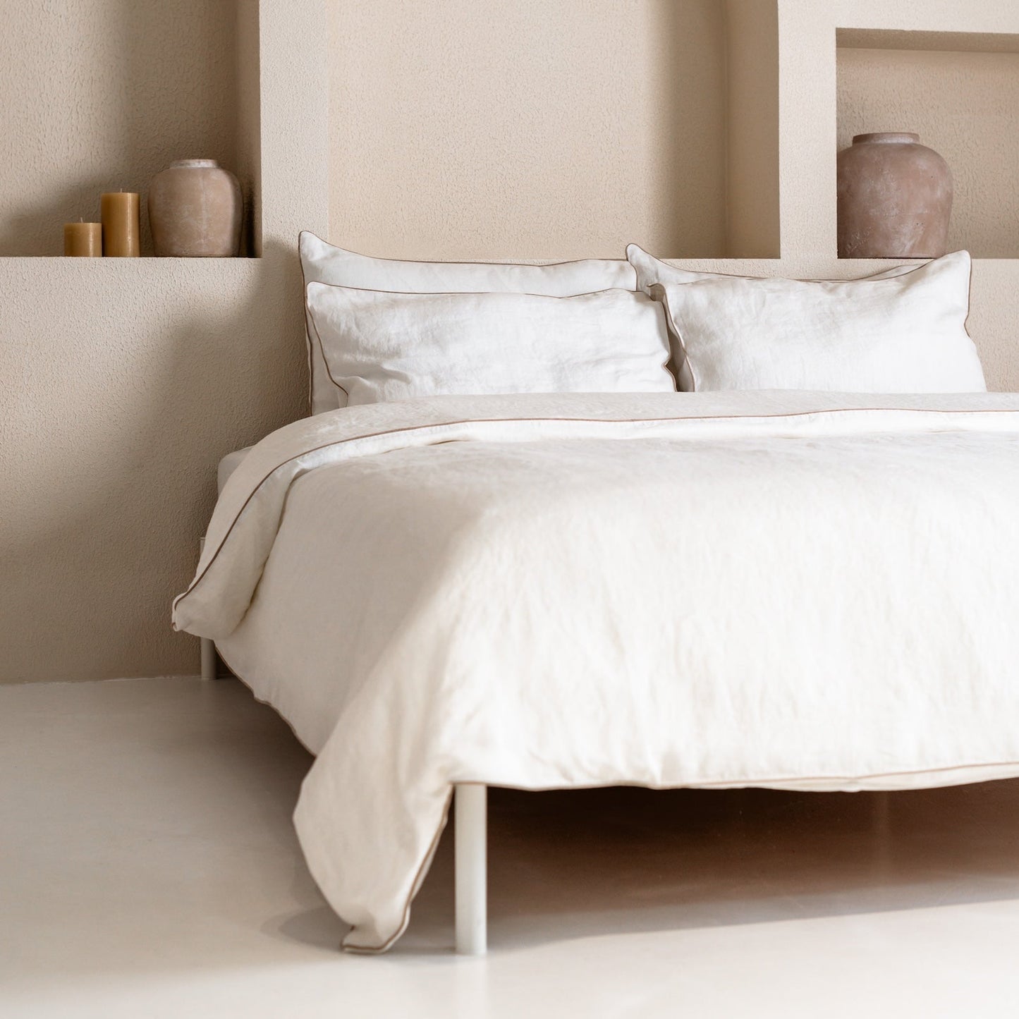 White lino antklodės užvalkalas rinkinys with Natural Piping — naturalusdrabuziai.lt